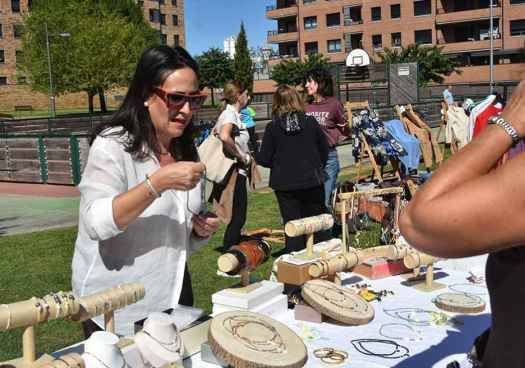 Mercadillo vecinal en fiestas del barrio de Los Royales, en Soria