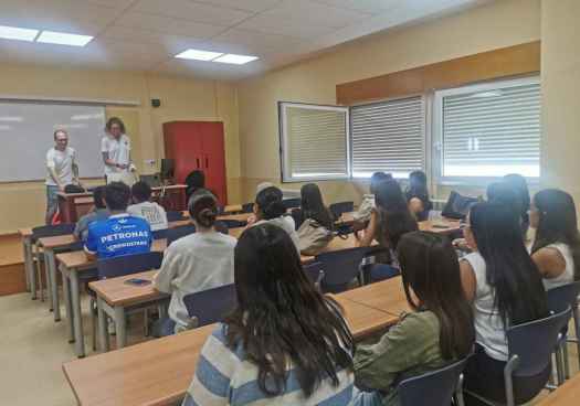 Charla a estudiantes de Empresariales sobre voluntariado de Cruz Roja en Soria