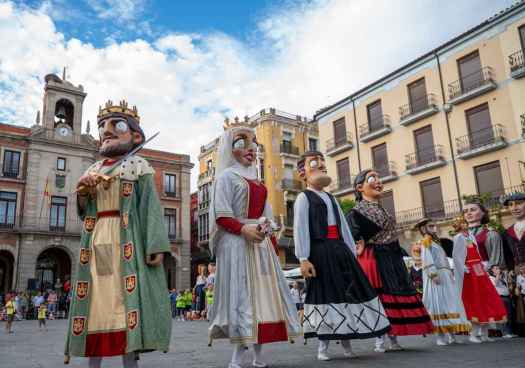 La Comparsa de Gigantes y Cabezudos de Soria lleva el folclore soriano a Zamora