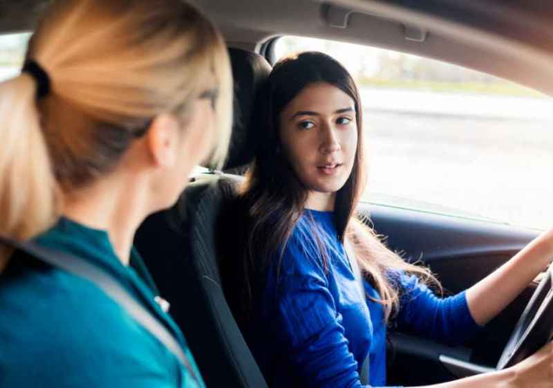 Los jóvenes podrán solicitar hasta 15 de enero ayudas para obtener permiso de conducción