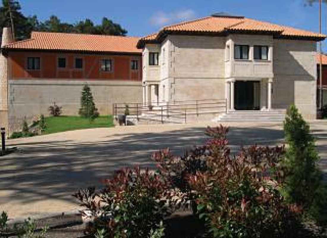 San Leonardo de Yagüe quiere vender el cerrado hotel "La Reserva"