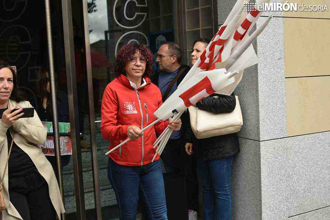 CC.OO. se concentra para reclamar mejores salarios y vivienda digna para más desfavorecidos