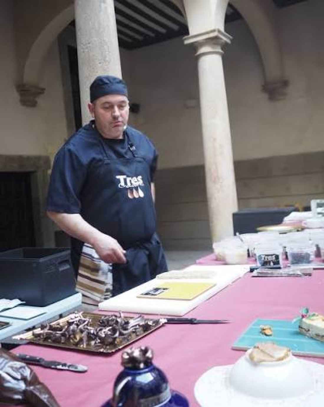 El pastelero Juan Carlos Lavilla demuestra combinación de setas y chocolate