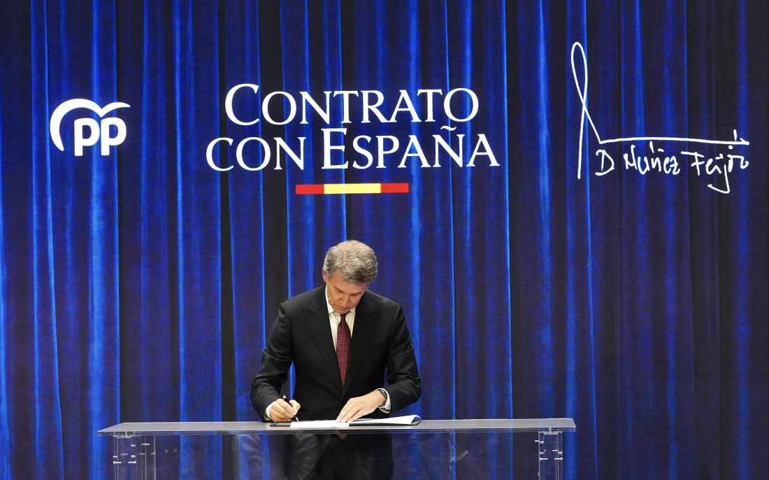 Feijóo firma su contrato con España para un "nuevo tiempo" de reconstrucción nacional