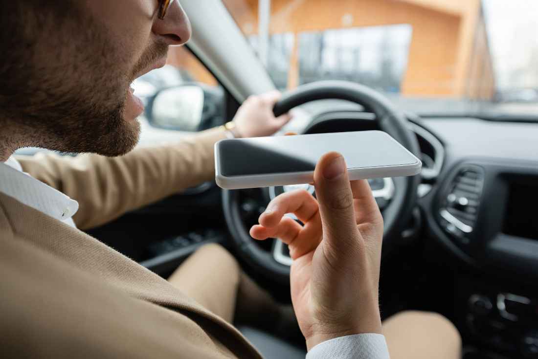 El uso indebido del móvil motiva cuatro de cada 10 denuncias por distracciones al volante