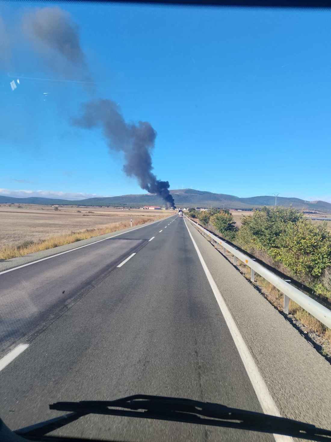 Los bomberos sofocan incendio en nave agrícola de Matalebreras