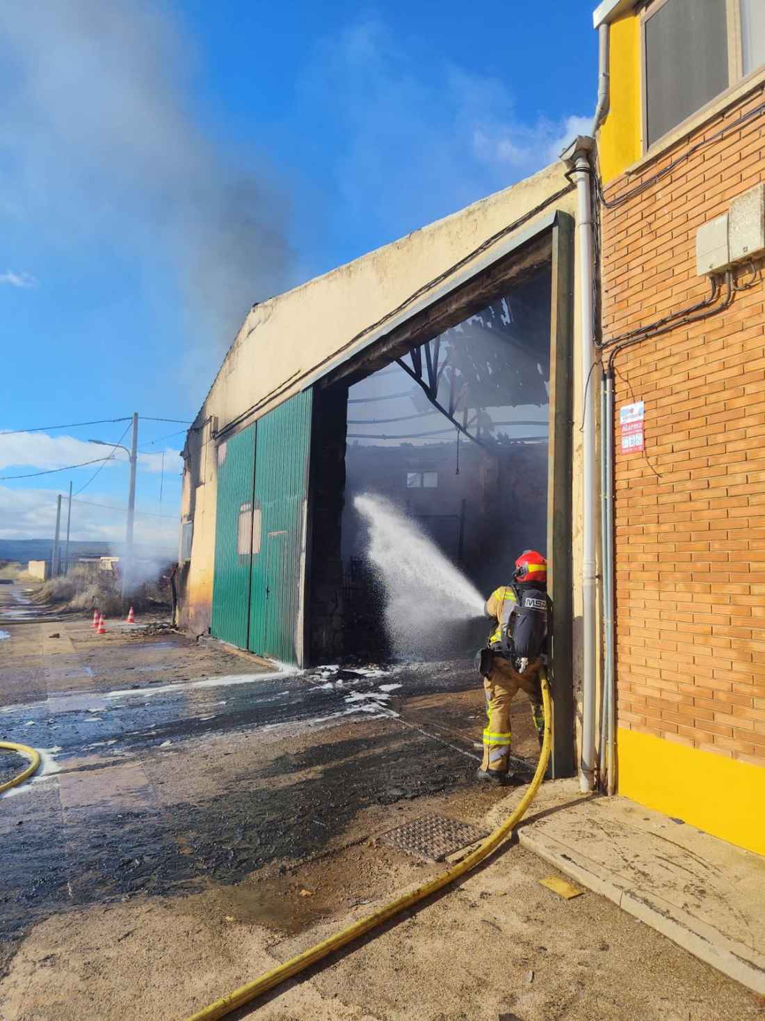 Los bomberos sofocan incendio en nave agrícola de Matalebreras