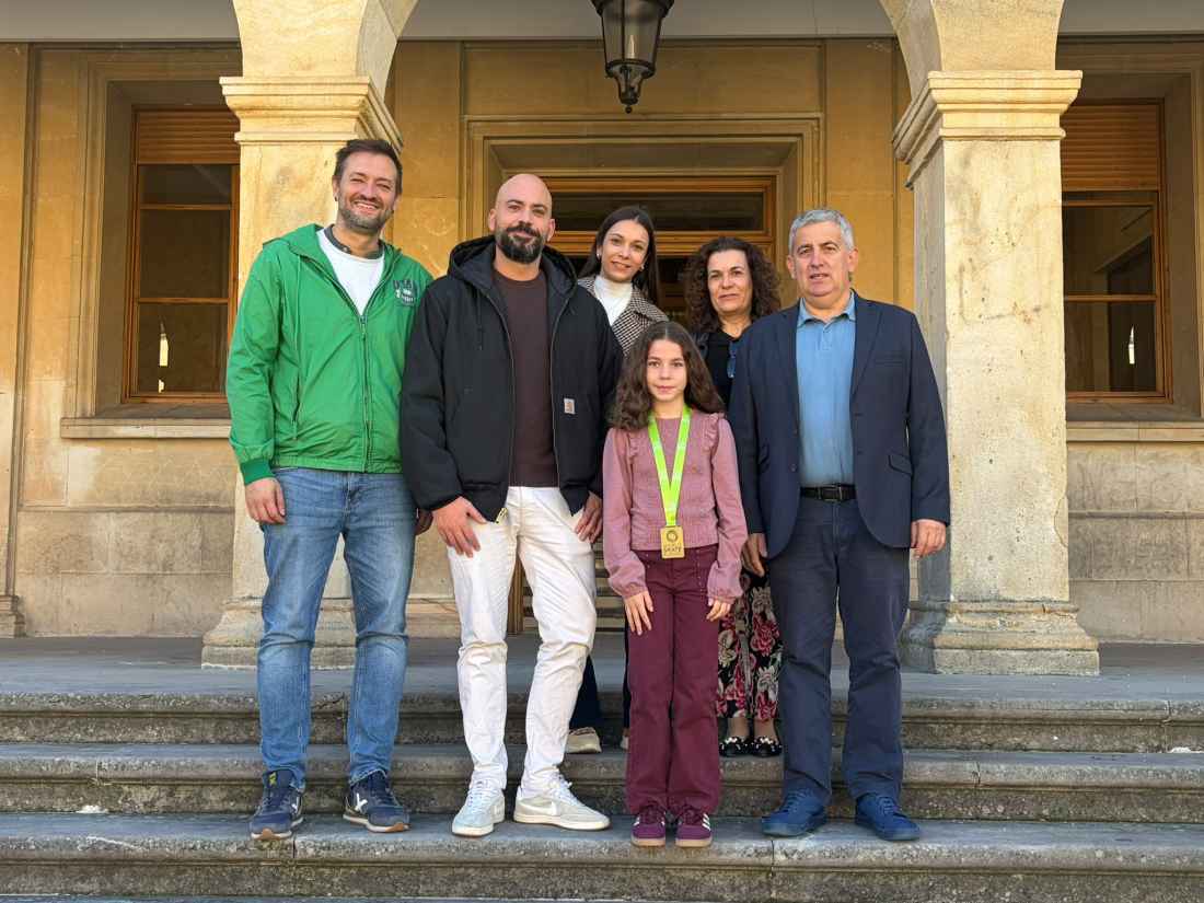 El Ayuntamiento recibe a campeona alevín de Europa en patinaje artístico