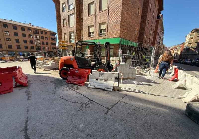 Mujer herida tras caerse en paso de obras de rotonda en Soria