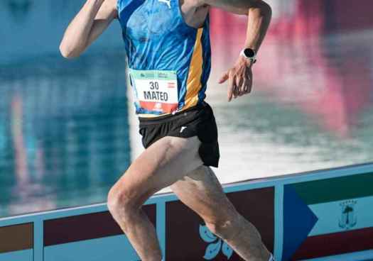 Dani Mateo gana la primera media maratón de Estepona