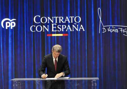 Feijóo firma su contrato con España para un "nuevo tiempo" de reconstrucción nacional