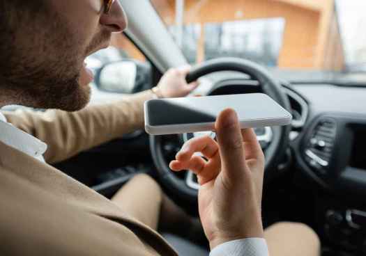 El uso indebido del móvil motiva cuatro de cada 10 denuncias por distracciones al volante