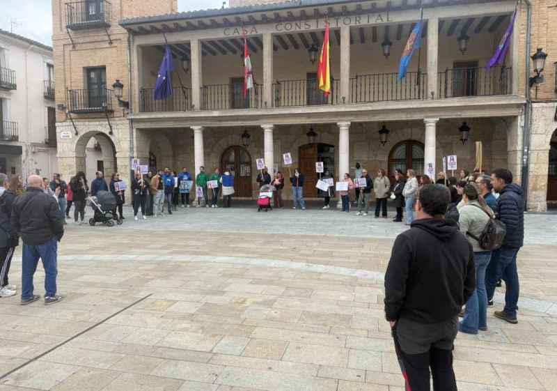 Concentración para exigir enfermera escolar en El Burgo para Zoe