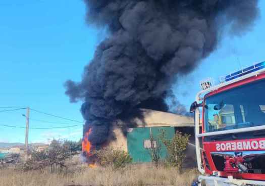 Los bomberos sofocan incendio en nave agrícola de Matalebreras