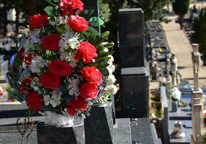 Flores para recordar a los que ya no están, en el puente de Todos los Santos